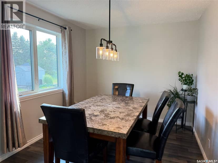 123 Railway AVENUE — photo 11 of 40