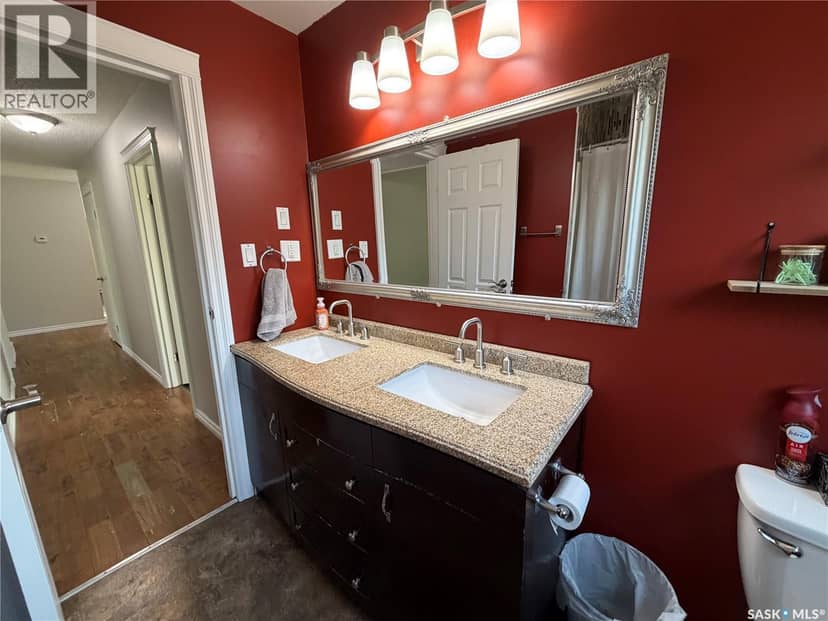 123 Railway AVENUE — photo 21 of 40