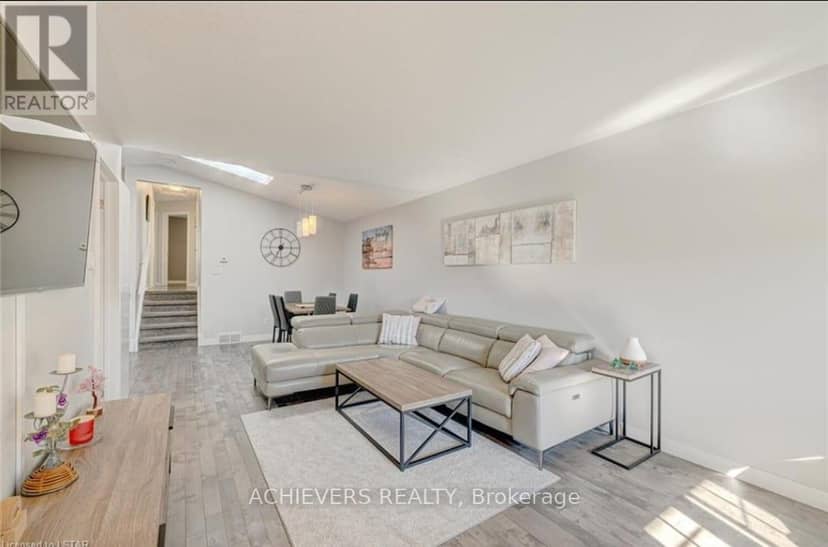 1402 Baycliffe Place — photo 3 of 9