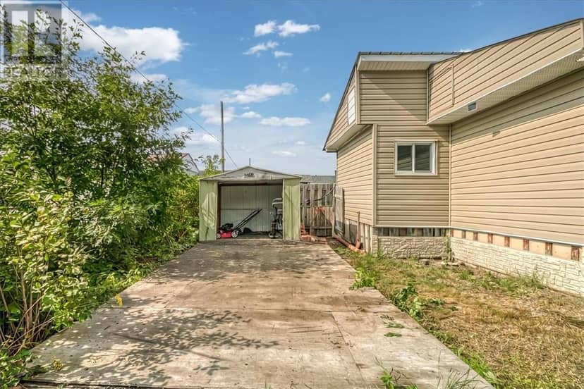 19 Center Street, Levack, photo 4