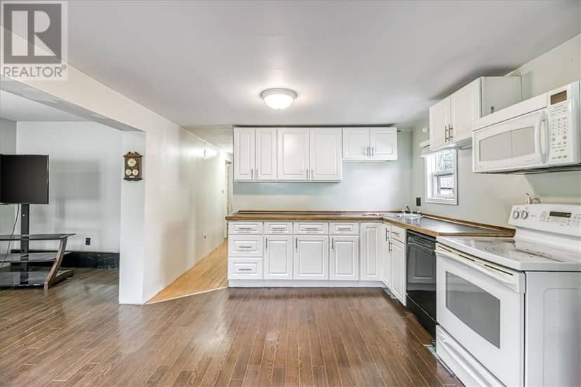 19 Center Street, Levack, photo 5
