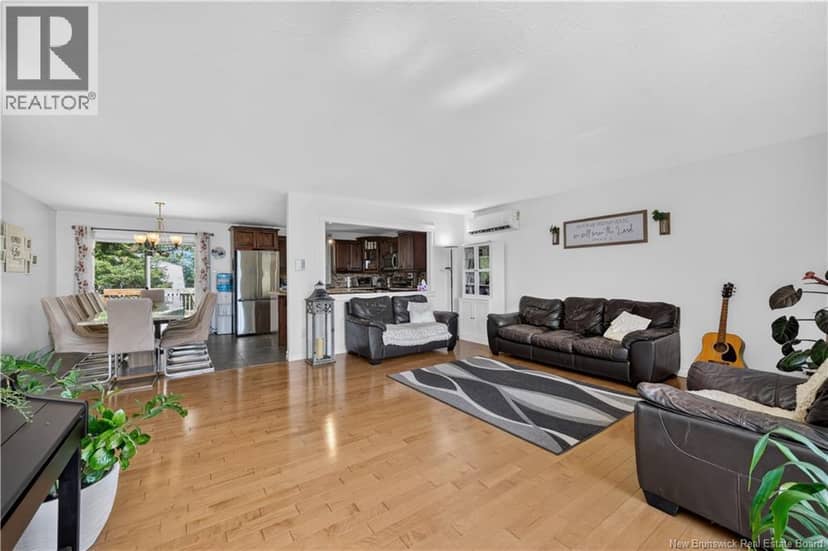 81 Queensway Drive — photo 2 of 40