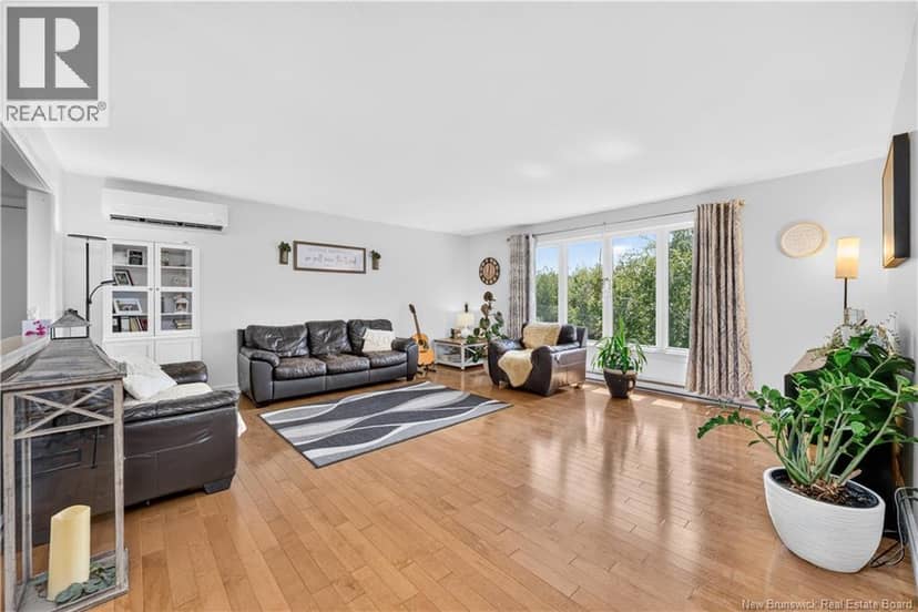 81 Queensway Drive — photo 3 of 40
