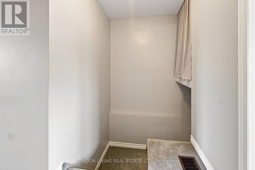 193 Deveron Crescent — photo 33 of 40