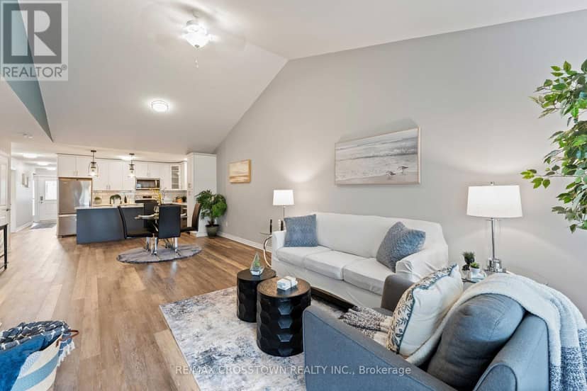 70 Ivy Crescent — photo 12 of 34
