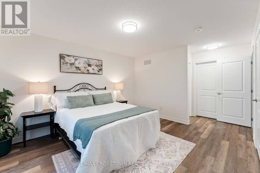 70 Ivy Crescent — photo 13 of 34