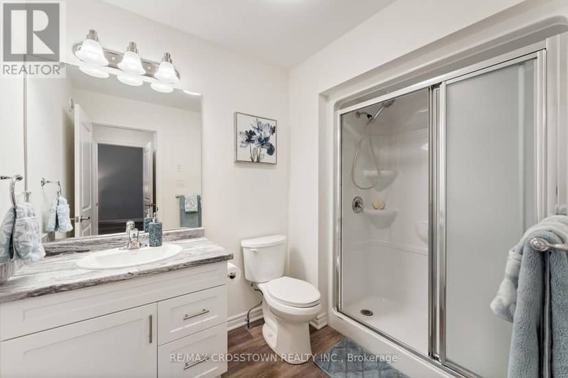 70 Ivy Crescent — photo 15 of 34