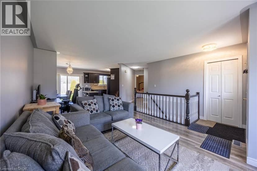 44 GEOFFERY Road — photo 4 of 27