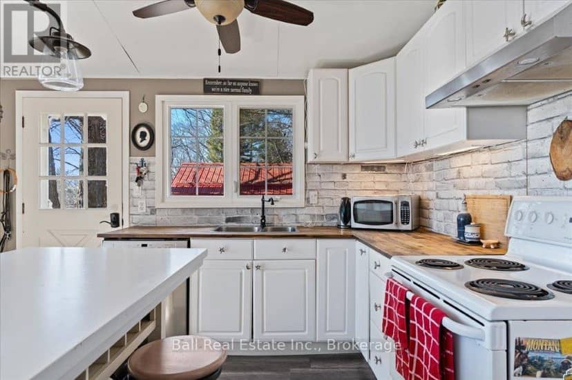 1046 Edith Crescent — photo 4 of 26