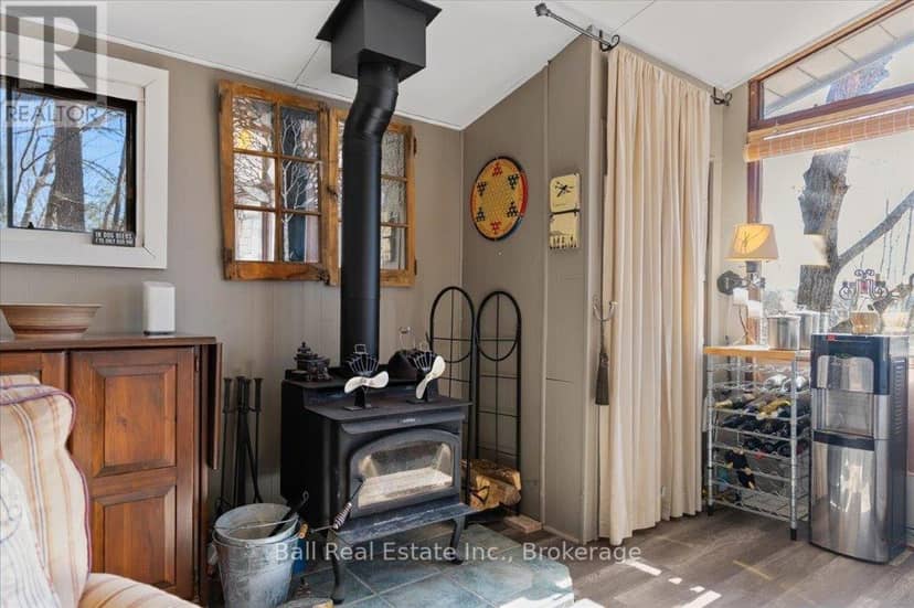1046 Edith Crescent — photo 8 of 26