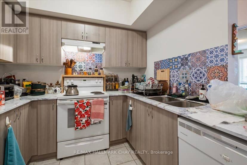 203 - 302 Essa Road — photo 10 of 24