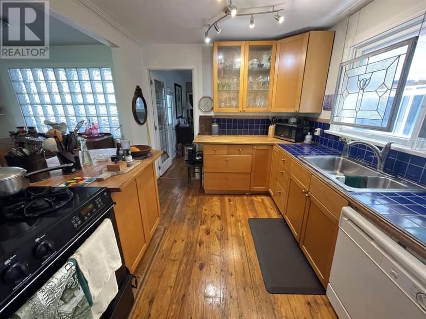 73 Hutchison AVE — photo 8 of 21