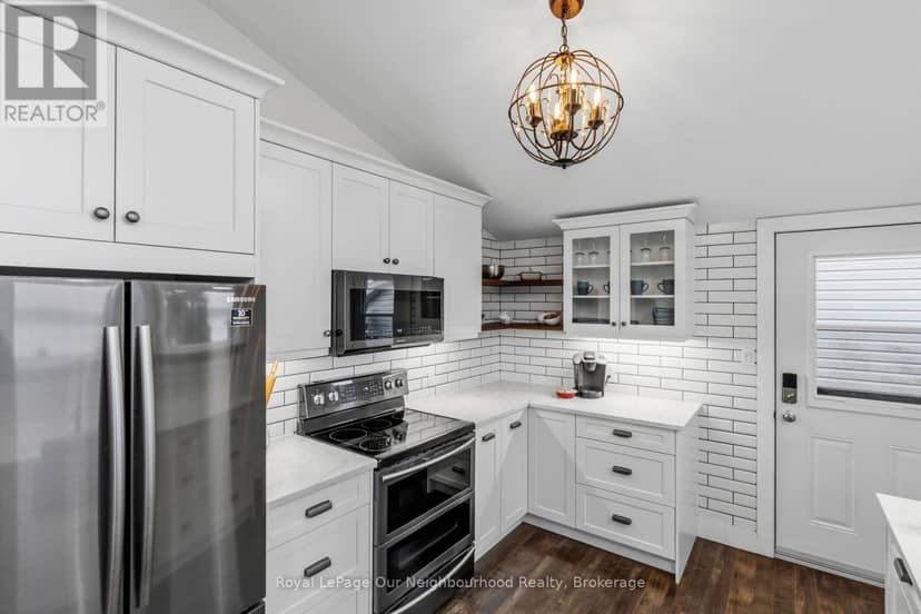 445 Pengelley Drive — photo 4 of 31