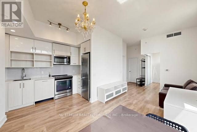 405 - 128 Fairview Mall Drive — photo 8 of 33
