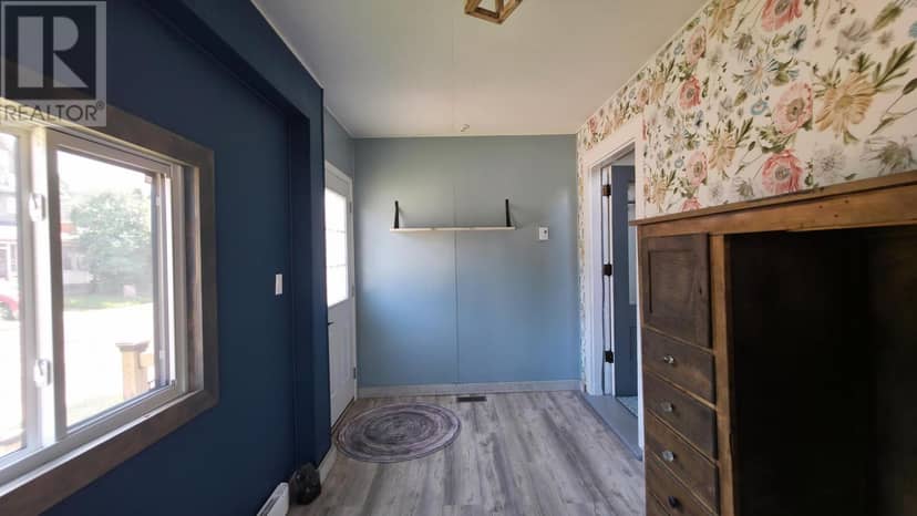 27 Abbott ST — photo 16 of 40