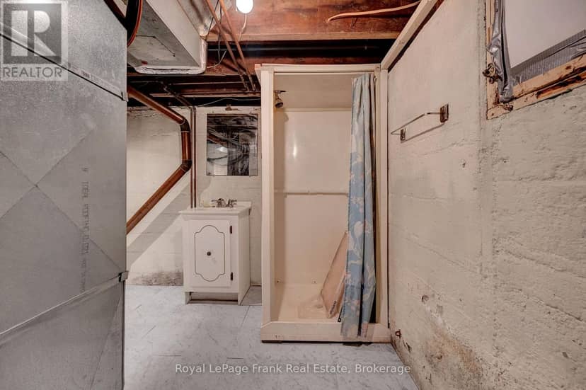121 Cromwell Avenue — photo 19 of 25