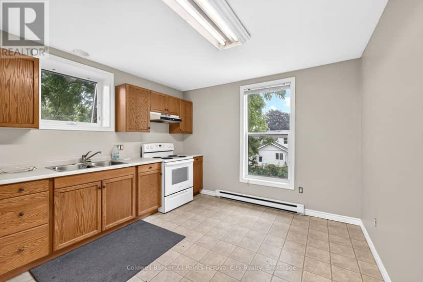 47 Elgin Avenue W — photo 10 of 38