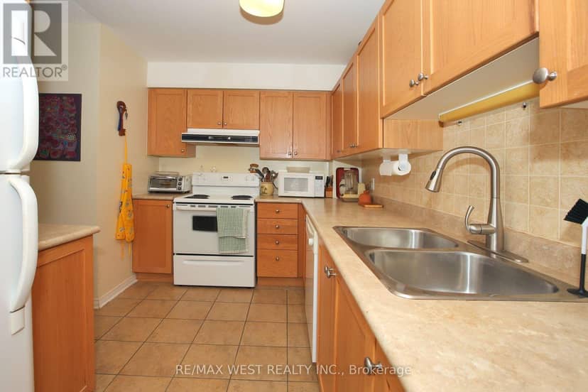 223 - 32 Church Street — photo 10 of 24