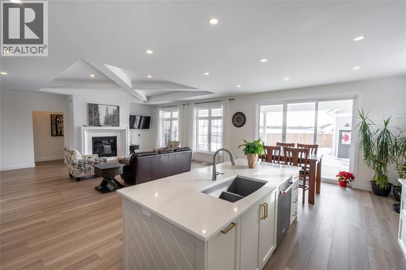 3613 Queen STREET — photo 13 of 40