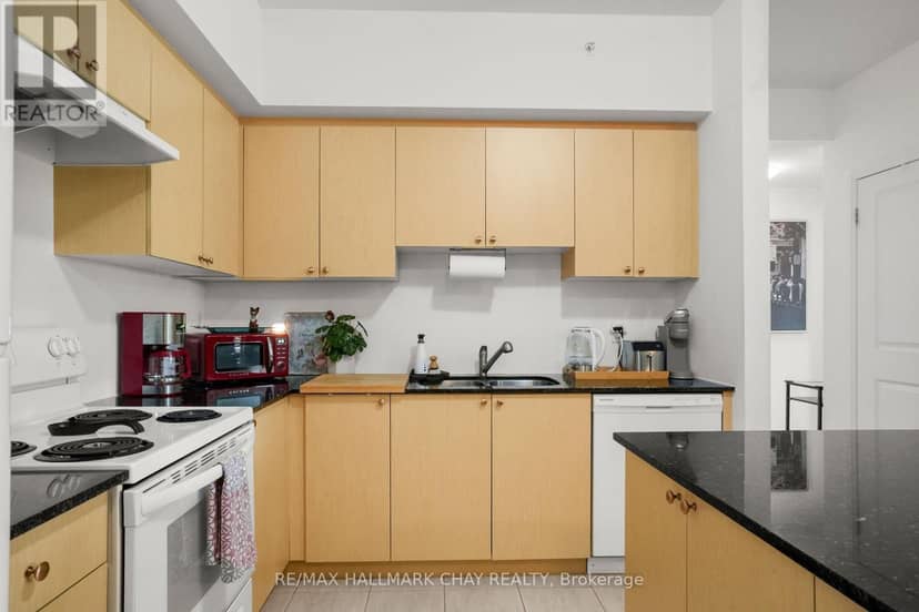 404 - 157 Wellington Street E — photo 10 of 34