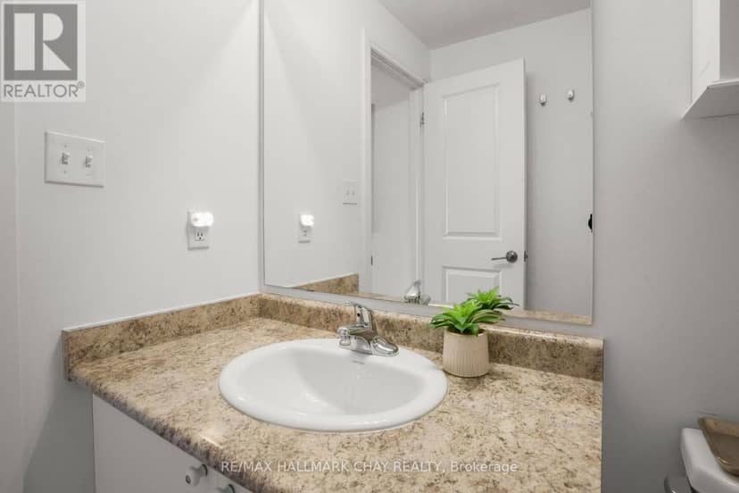 404 - 157 Wellington Street E — photo 16 of 34