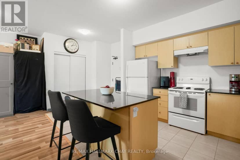 404 - 157 Wellington Street E — photo 8 of 34