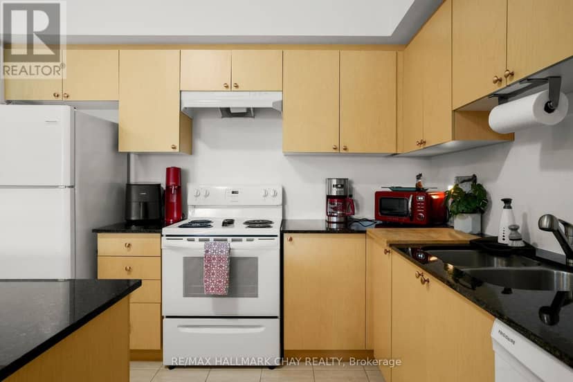 404 - 157 Wellington Street E — photo 9 of 34