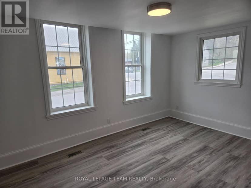 106 Renfrew Street S — photo 16 of 32