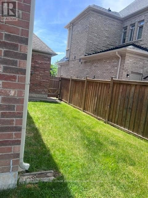 19 Black Diamond Crescent — photo 39 of 40