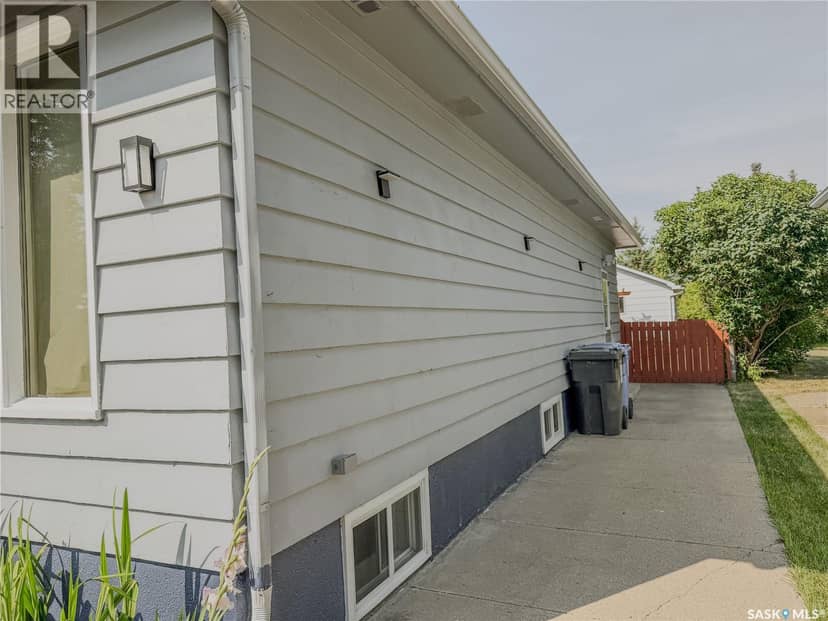 228 8th AVENUE E — photo 3 of 40