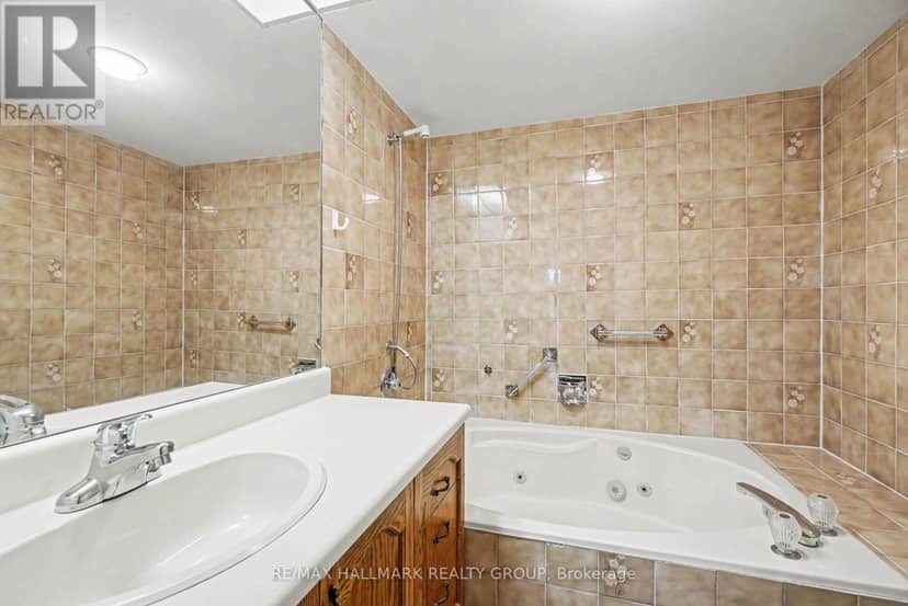 302 - 2850 Carling Avenue — photo 15 of 16