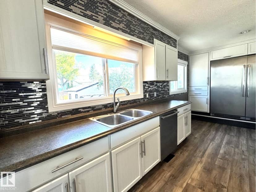 4631 47 AV — photo 10 of 40