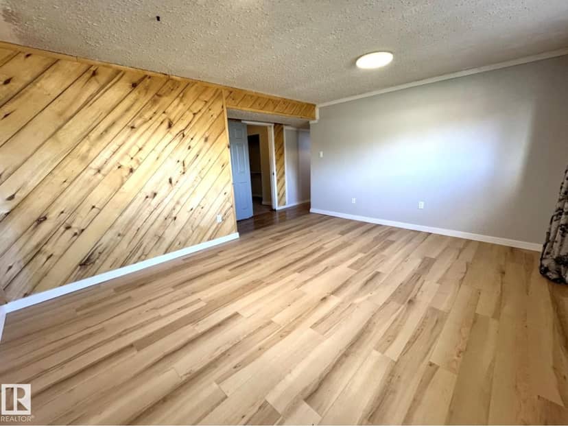 4631 47 AV — photo 39 of 40