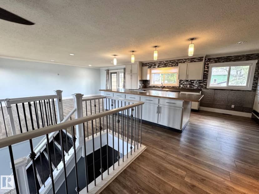 4631 47 AV — photo 19 of 40