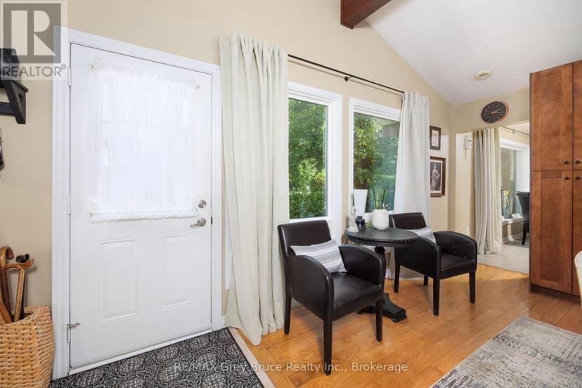 46 Shamrock Boulevard — photo 8 of 40