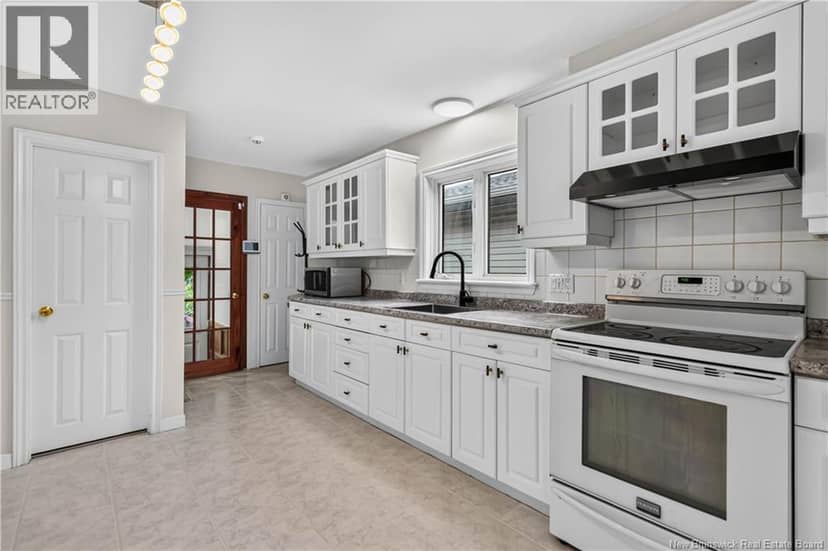 147 Waverley Avenue — photo 10 of 32