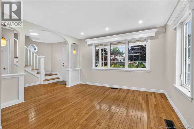 147 Waverley Avenue — photo 5 of 32