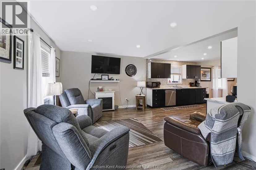 612 Simcoe Street — photo 11 of 23
