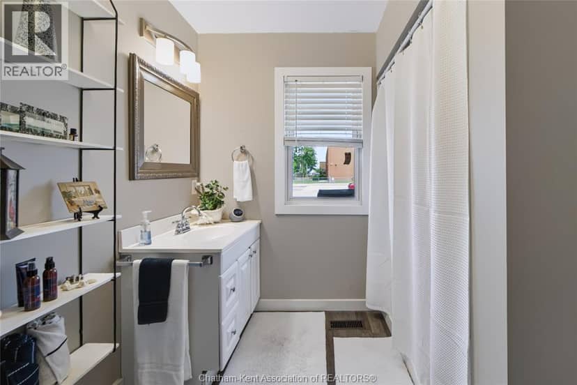 612 Simcoe Street — photo 13 of 23