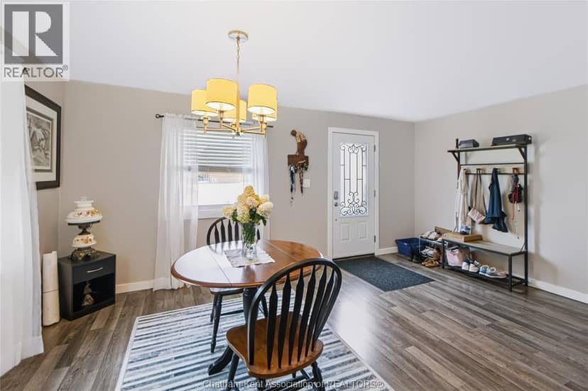 612 Simcoe Street — photo 5 of 23