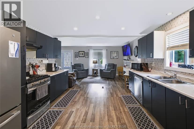 612 Simcoe Street — photo 6 of 23
