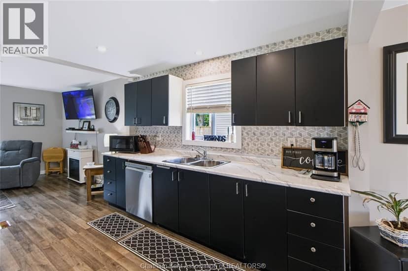 612 Simcoe Street — photo 7 of 23
