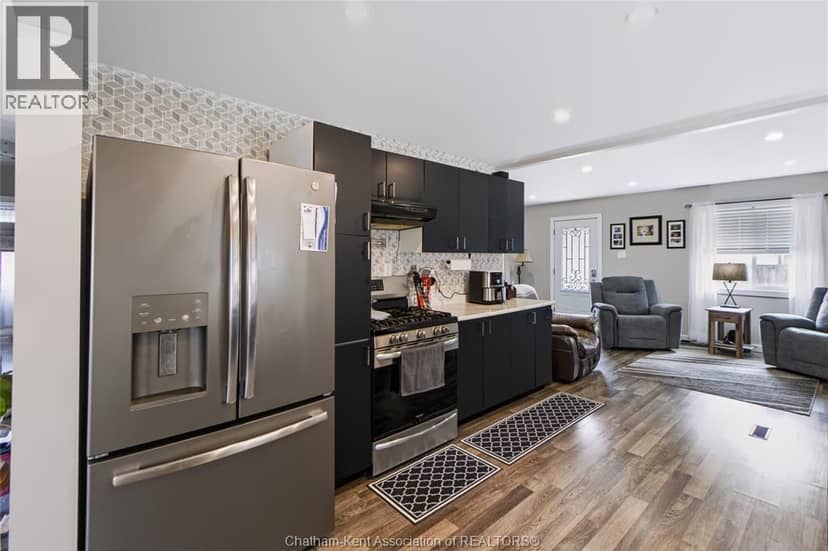612 Simcoe Street — photo 8 of 23