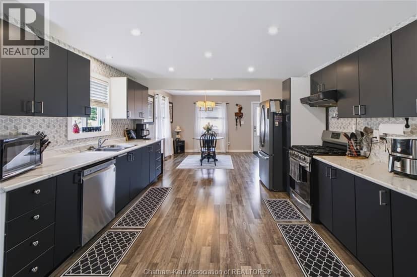 612 Simcoe Street — photo 9 of 23