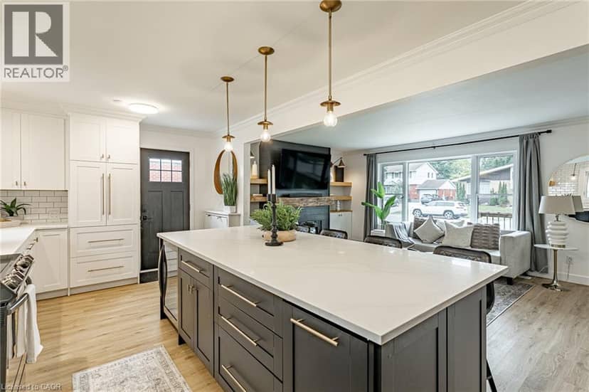 811 HUGHSON Street — photo 11 of 33