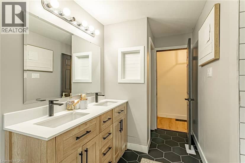811 HUGHSON Street — photo 20 of 33