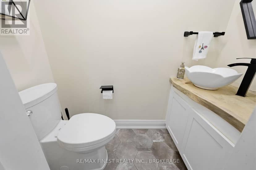 28 Melborne Court — photo 15 of 40