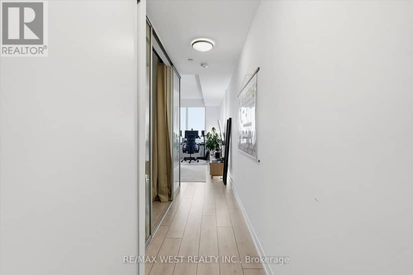 819 - 270 Dufferin Street — photo 3 of 27