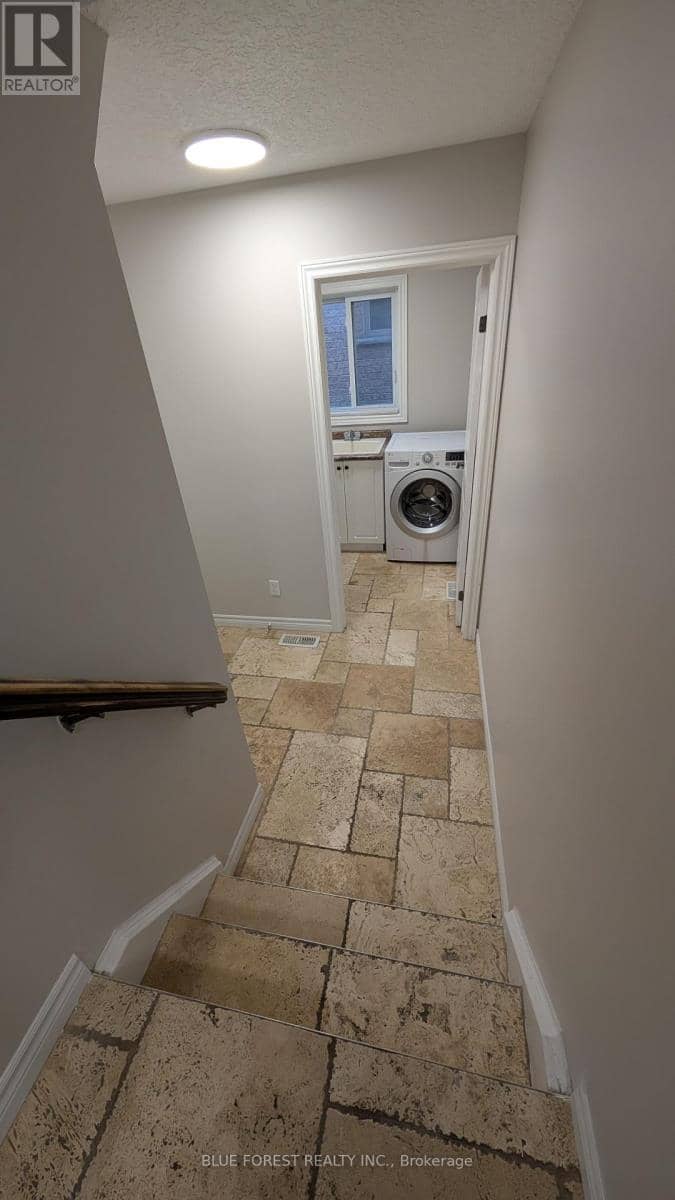 904 Frontenac Crescent — photo 10 of 34