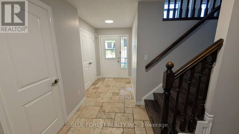 904 Frontenac Crescent — photo 30 of 34